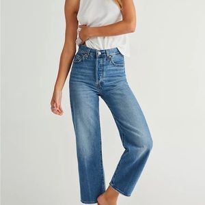 Levi’s Ribcage Straight - At the Ready Wash - size 24